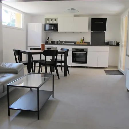 Superbe Renove De 3 Pieces Dans Сен-Рафаэль