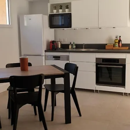 Superbe Renove De 3 Pieces Dans *